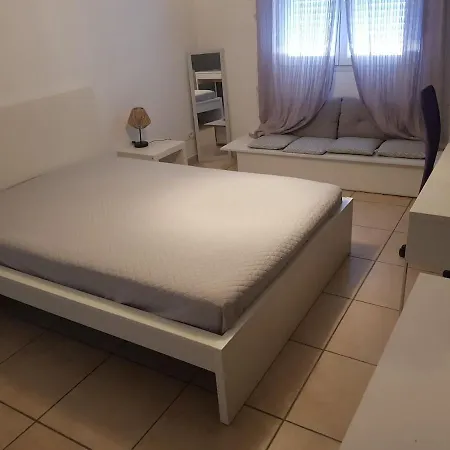 Villa Moderne Avec Toutes Les Commodites, Proche De La *