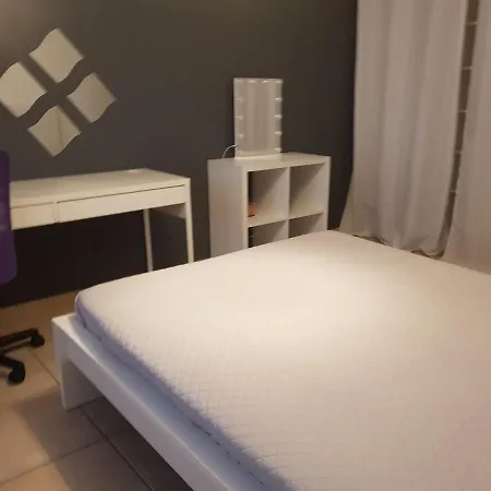 Villa Moderne Avec Toutes Les Commodites, Proche De La *