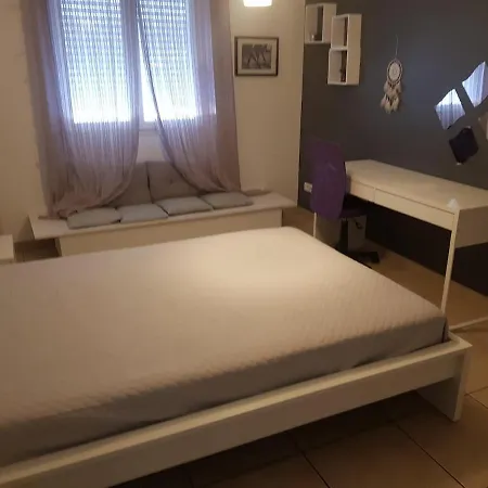 Villa Moderne Avec Toutes Les Commodites, Proche De La *